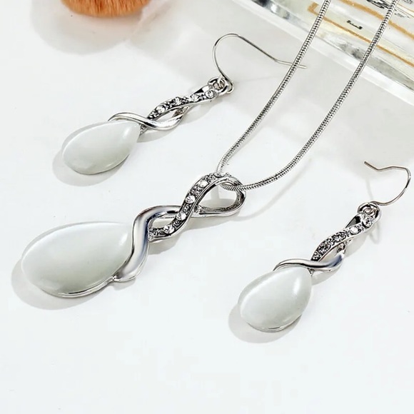 Handmade White Opal w/ Signity Stones 925 Silver Pendant Necklace & Earring Set - Picture 2 of 4